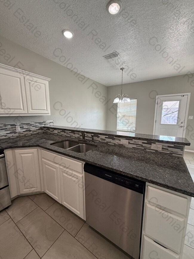 Building Photo - Beautiful 3 bedroom 2 bathroom home in a great neighborhood