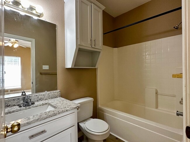 Building Photo - 4/4 Duplex in the Baylor Bubble!