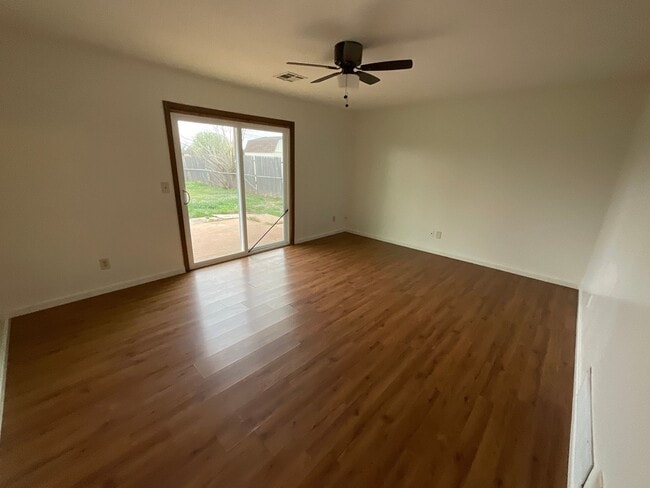 Building Photo - 3bd 2ba 2 car