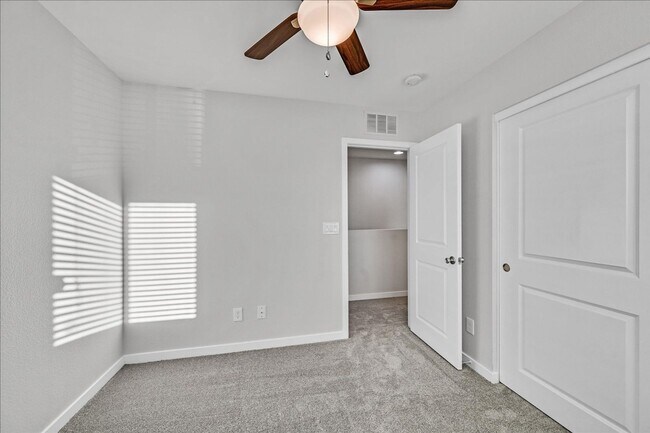 Building Photo - 3 Bedroom Home with Gorgeous Kitchen.