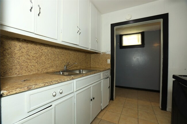 Building Photo - 302 Circle Way St