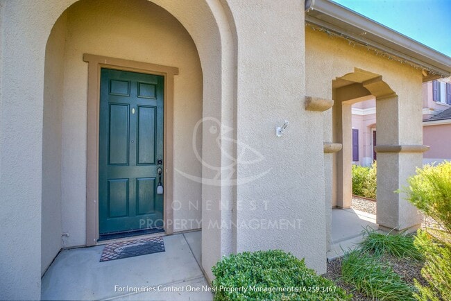 Building Photo - Plumas Lake Rental, Huge Living Room