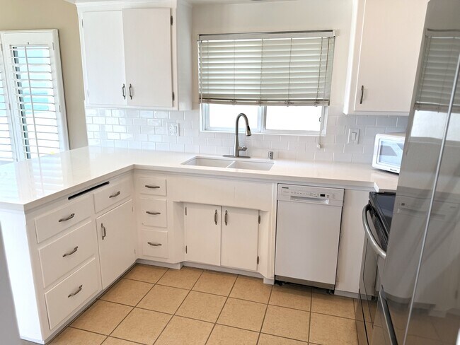 Building Photo - 1319 E Seal Way