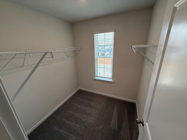 Building Photo - Brand New home in York!