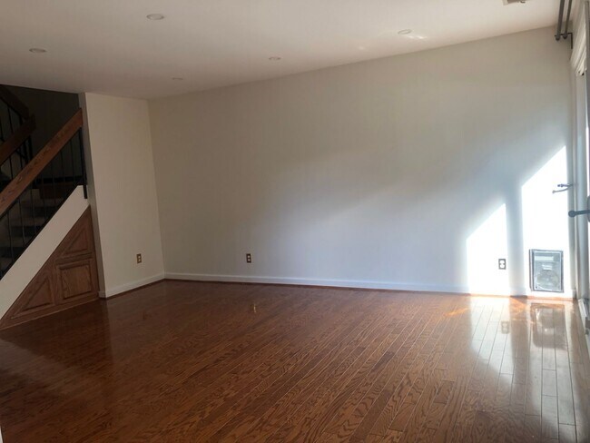 Building Photo - Well Maintained & Updated - 3 BR - Reston Metro