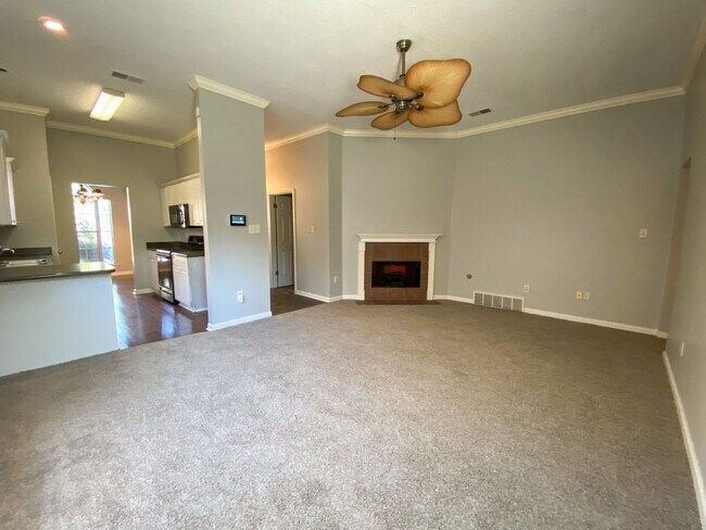Building Photo - 3 bed, 2 bath in a gated community by Shel...