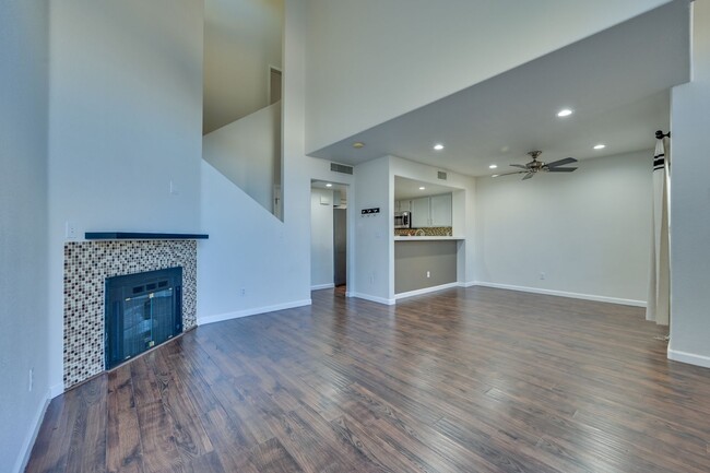 Building Photo - SE!! Townhouse!! 2 Bed 2 Bath 2 car Garage...