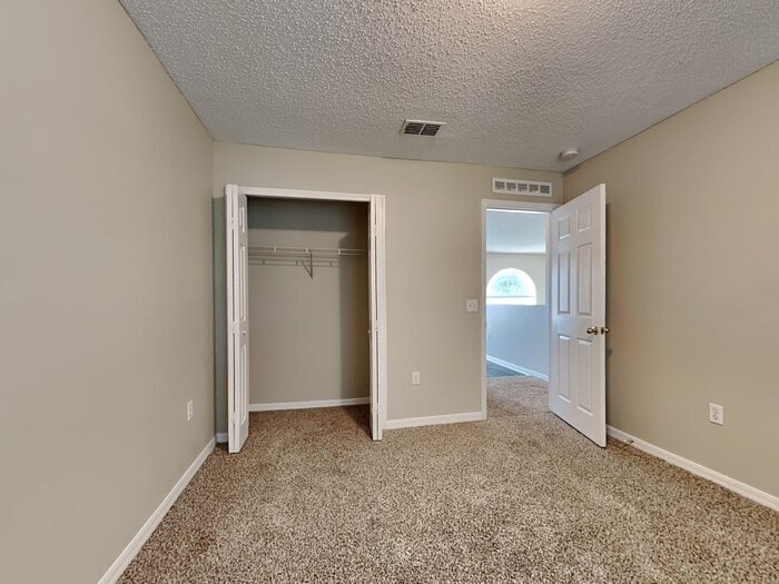 Building Photo - 8799 Oxfordshire Ave E