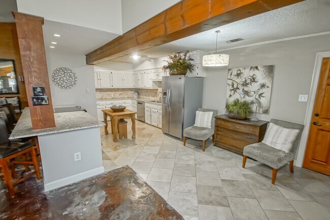 Building Photo - Well maintained 4 Bed home near Woman's Hospital