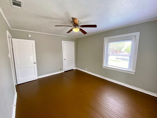 Building Photo - Charming home with a large fenced backyard...