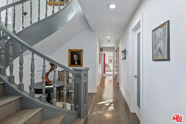 Building Photo - 2609 Creston Dr