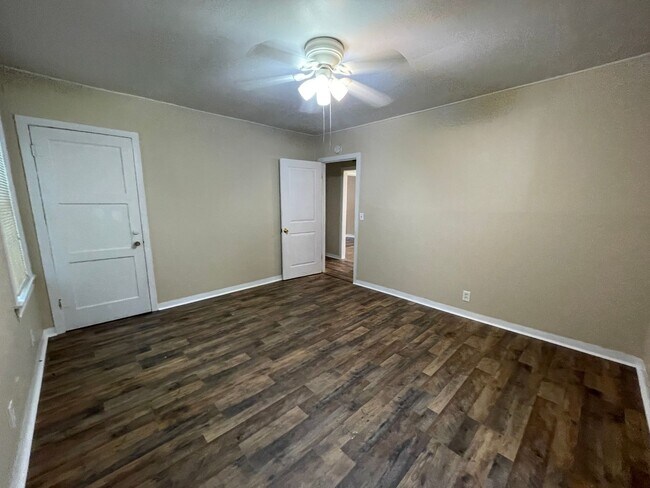 Building Photo - 833 Evangeline Pl