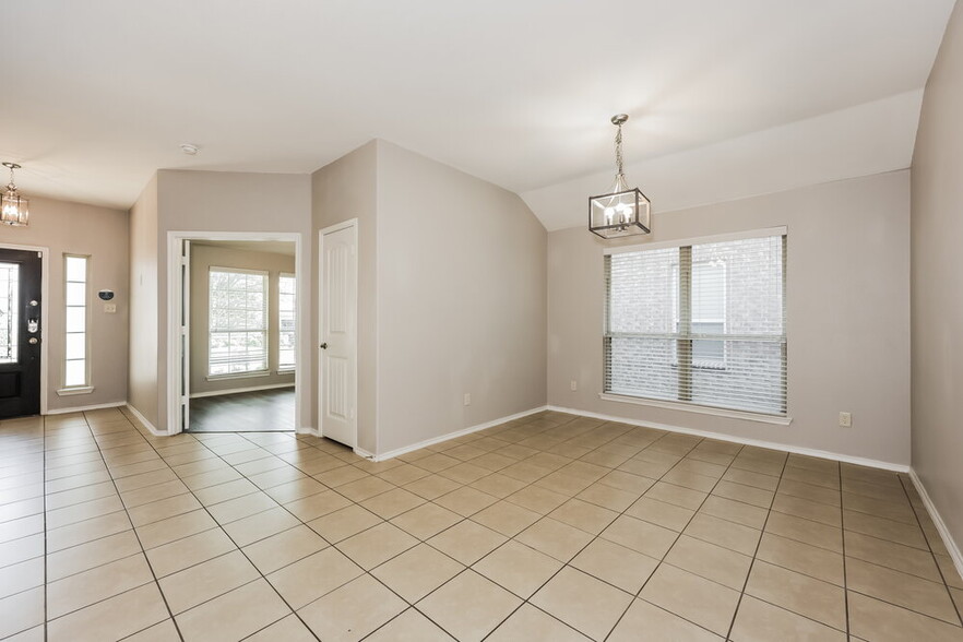 Building Photo - 1108 Lubbock Ln