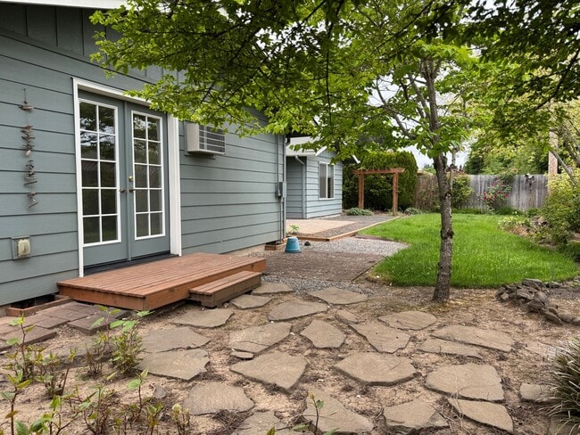 Building Photo - Discover this well-maintained 3-bedroom, 2-bath home in Eugene, OR.