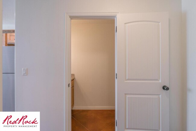 Building Photo - DOG-FRIENDLY 3 Bedroom Townhome with INTERNET INCLUDED!