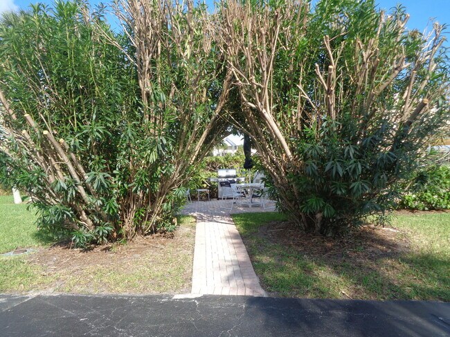 Building Photo - 5527 NE Gulfstream Way