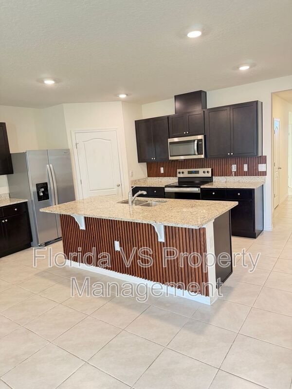 Building Photo - 804 Horsetail Dr