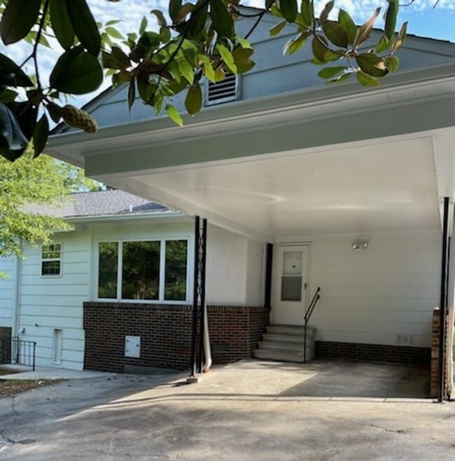 Building Photo - BEAUTIFUL SINGLE FAMILY HOME