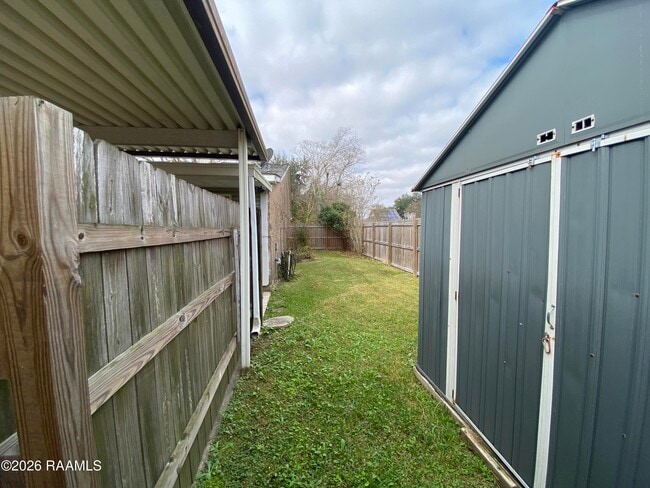 Building Photo - 5133 Sleepy Hollow Dr