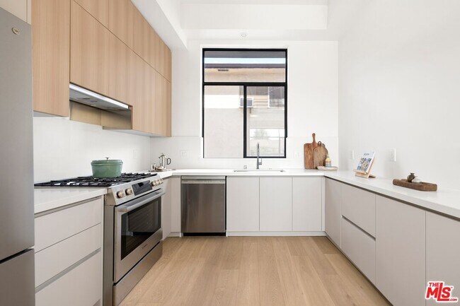 Building Photo - 1227 N Formosa Ave