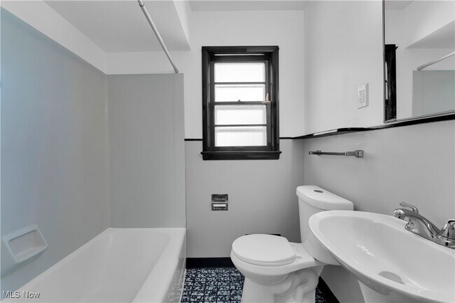 Building Photo - 1487 E 193rd St