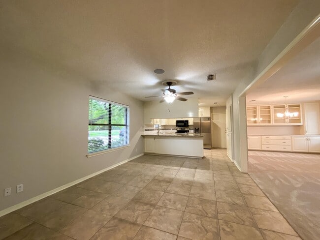Building Photo - 610 Creek Dr