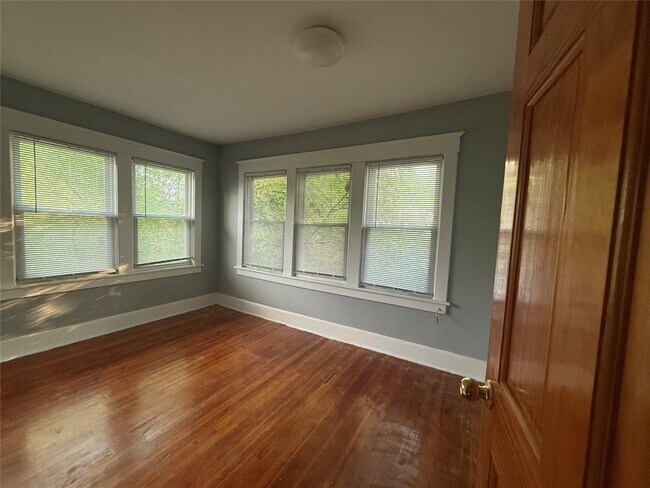 Building Photo - 337 Riverside Dr