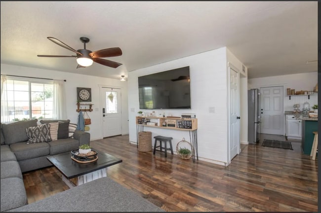 Building Photo - 1228 E Waterview St