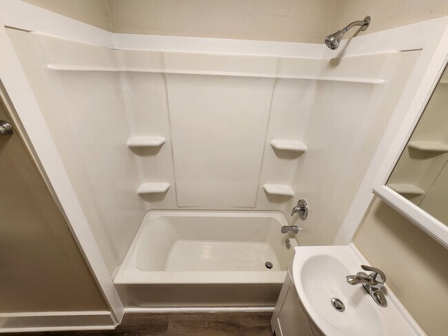 Building Photo - Spacious 3-Bedroom, 1-Bathroom Home AVAILABLE NOW!!