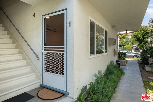 Building Photo - 256 S Doheny Dr