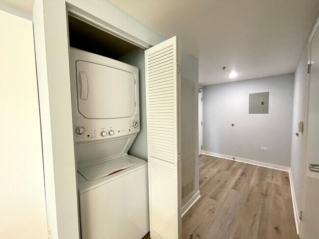 Building Photo - Renovated 2 Bedroom 2 Bathroom Condo in Li...