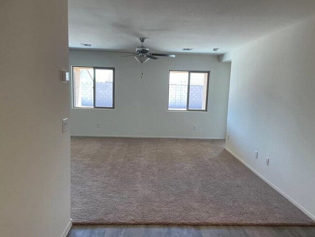Building Photo - 541 W Black Hawk Pl