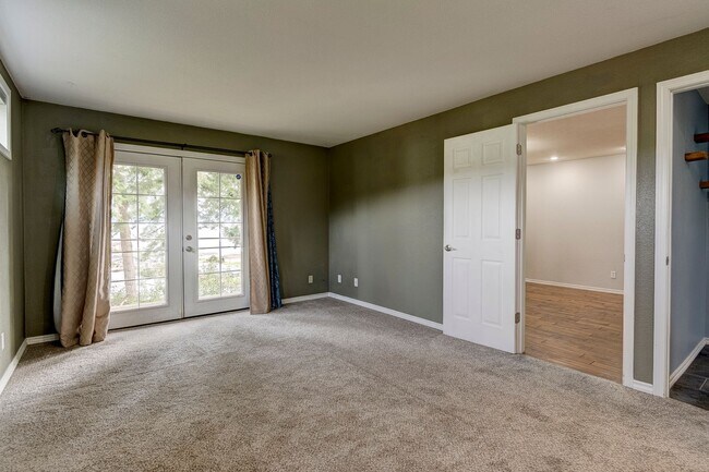 Building Photo - 3 Bed 2.5 Bath Home with a View!