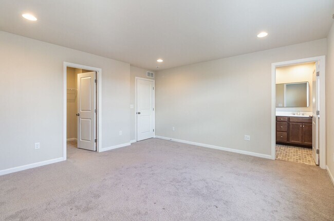 Building Photo - 1726 Bradley Dr