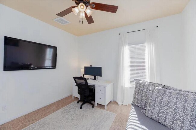 Building Photo - 652 Donegal Ln