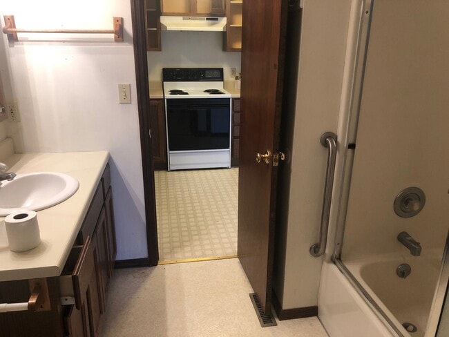 Building Photo - 2 bedroom