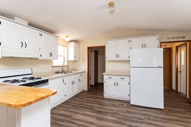 Building Photo - MOVE IN SPECIAL!! Charming Home on a Spaci...