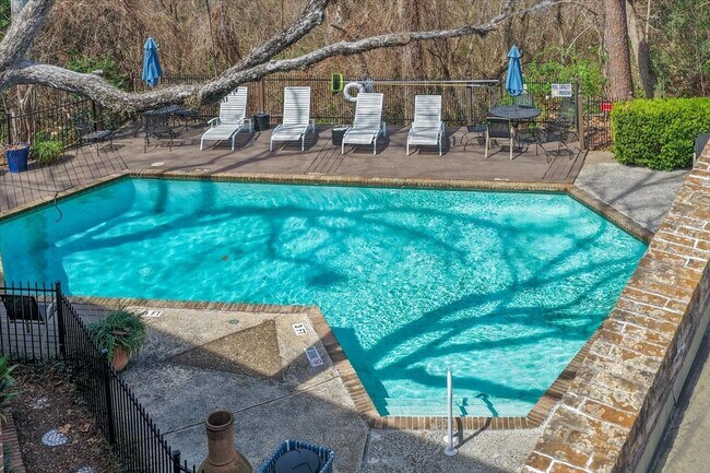 Building Photo - 604 S Ripple Creek Dr