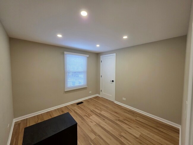 Building Photo - 713 Old Post Rd