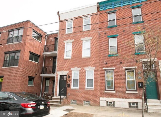 Primary Photo - 2467 Amber St