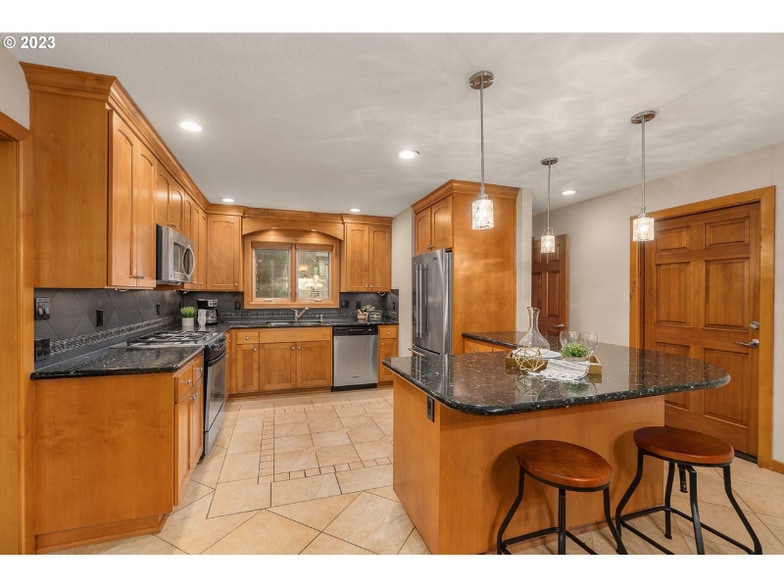 Building Photo - 16932 Greentree Ave