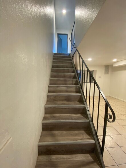 Building Photo - 3044 Amherst Dr