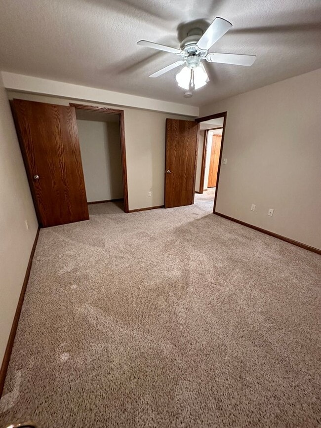 Building Photo - Rent: 4 Beds