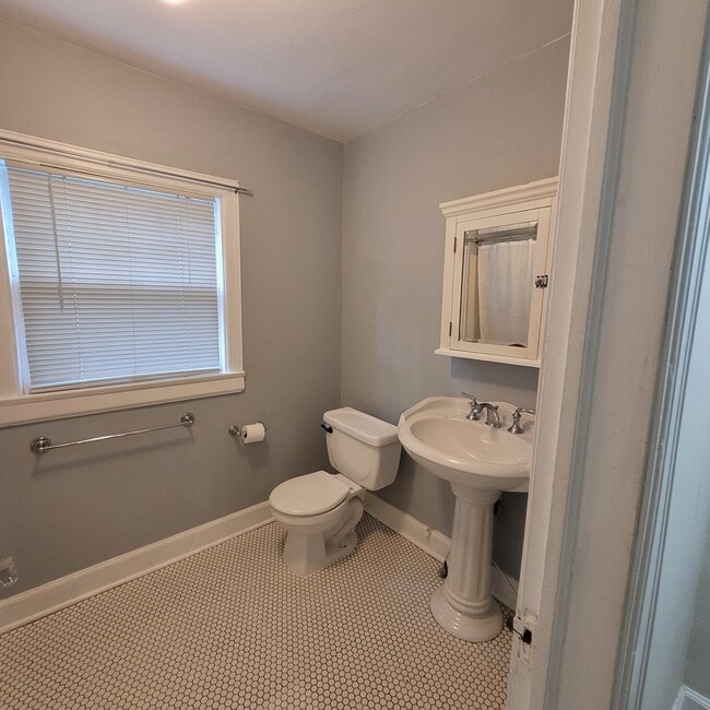 Building Photo - 3437 Edgemont St