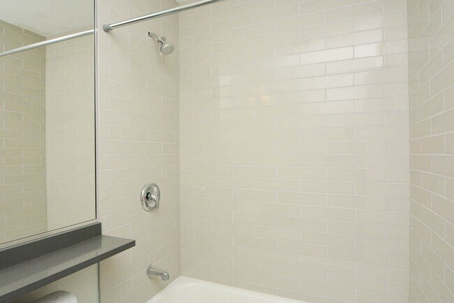 Building Photo - 533 W Surf St