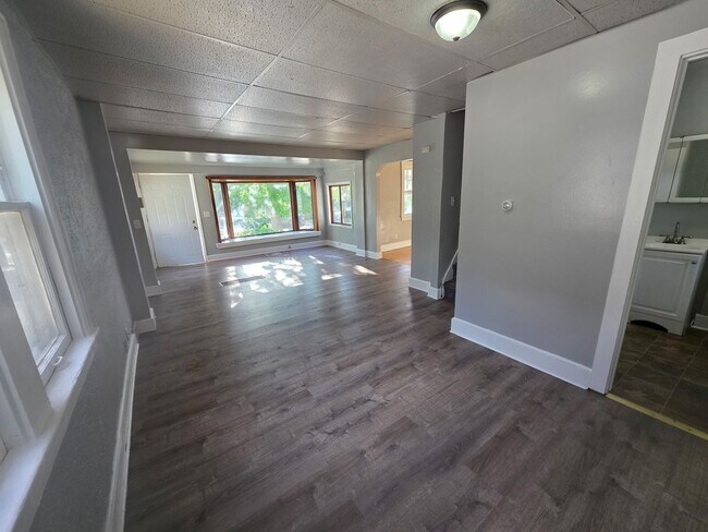 Building Photo - 3 Bedroom Single House Available NOW