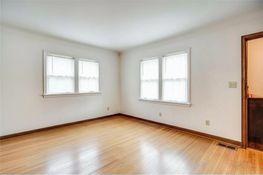 Living Room - 134 Warwick St SE