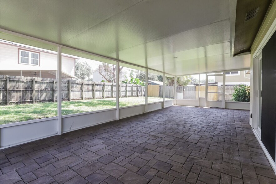 Building Photo - 549 Oak Creek Dr