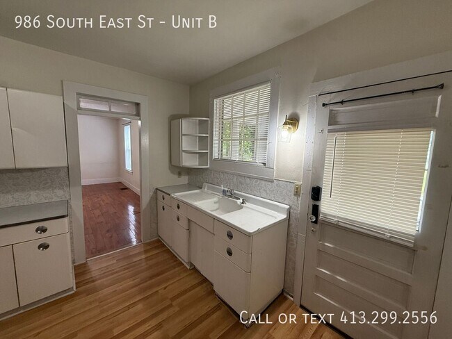 Building Photo - 986 S East St