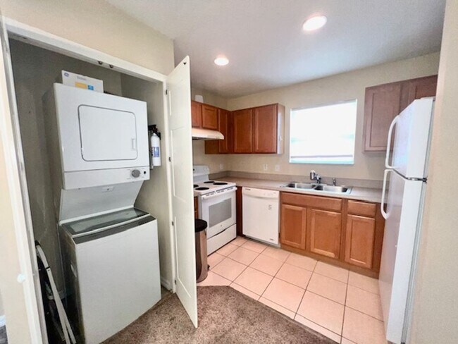 Building Photo - MOVE IN MAY-Water & electricity included 1x1 above garage apartment!! Full kitchen & bathroom!! W...